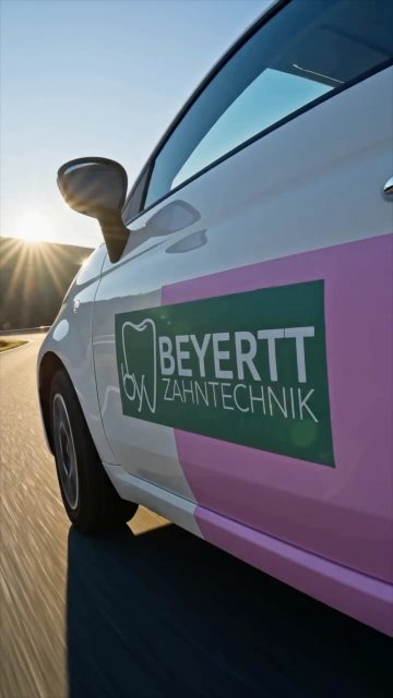 Neuer Look, gewohnt zuverlässig! 🚗✨
Unsere Fahrzeuge sind bald mit neuer Folierung unterwegs – und bringen natürlich weiterhin das Wichtigste sicher ans Ziel: euren Zahnersatz.
Hinter jedem Kilometer stehen unsere Botenfahrer*innen, die Tag für Tag dafür sorgen, dass alles pünktlich und zuverlässig in den Praxen ankommt. Danke für euren täglichen Einsatz! ❤️ Das erste Auto ist schon fertig beklebt und war schonmal vorab auf dem KI-Highway unterwegs 😜
#Zahntechnik #Teamwork #Fahrzeugfolierung #Cuxhaven #Dental